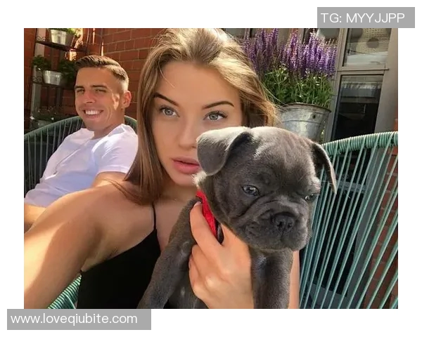 女足球明星的爱情故事她与男友的甜蜜瞬间与共同奋斗的旅程